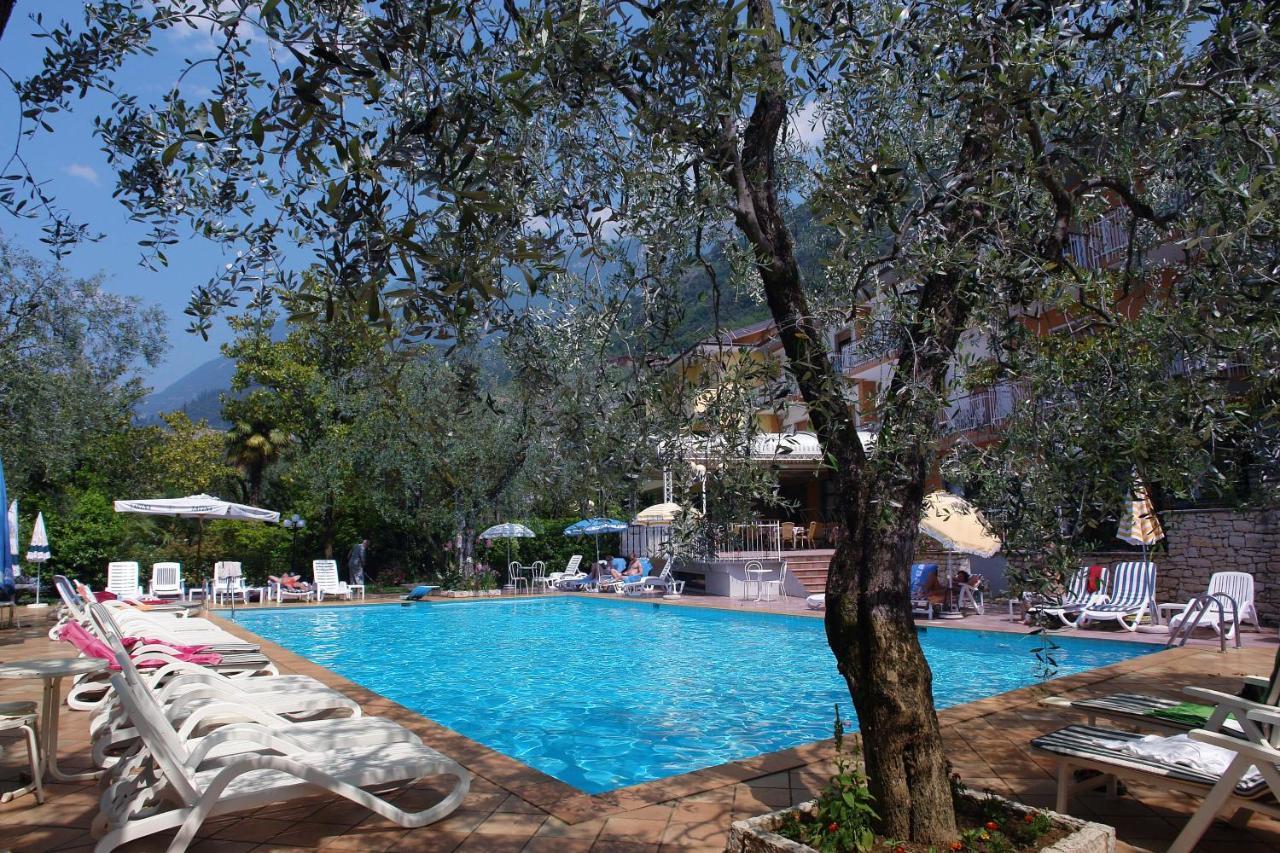 Hotel Alpi Мальчезіне Екстер'єр фото